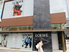 LOEWE 表参道店（東京都港区北青山）

スペインに本店がある、靴やバッグなどの高級革製品で有名なお店、ロエベ。