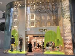 FENDI (表参道店)（東京都港区北青山）

どんな商品があるのか、覗いてみました。今までバッグや財布しか知りませんでしたが、アクセサリー、デイバッグ、コート、靴など幅広い商品があってビックリしました。

後から知りましたが、この表参道店は、この日の10日後、1月29日に閉店して、国内最大級の大型旗艦店「パラッツォ フェンディ 表参道」として2月11日に移転オープンしました。

パラッツォ フェンディ 表参道（東京都渋谷区神宮前5-9-13）