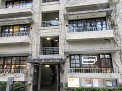 表参道ヒルズ（東京都渋谷区神宮前）

旧同潤会青山アパートを建て替えて、2006年に、表参道の約1／4、250mの建物で、地上6階地下6階、約100店舗の専門店､飲食店が入っている複合施設です。