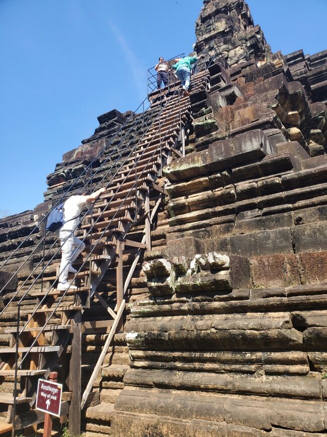 バプーオンは思っていたより巨大<br />フランスによって修復されたようです<br />この階段も急でしょう