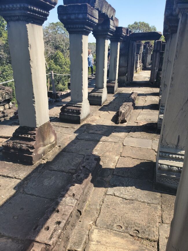 壁は崩壊してありません　柱もコンクリートかなぁ<br />床はコンクリート　歩くのには良いですね