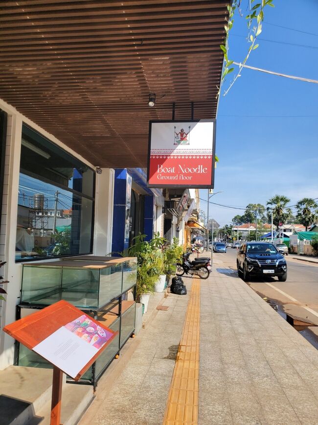 像のテラス先の駐車場で　トゥクトゥクドライバーさんと会いホテルまで送っていただきました<br />ホテルでトゥクトゥク手配で支払いもホテル　この場合ってチップ必要でしょうか？　夫とどうなんだろうとネットで検索をしました<br />ホテルでシャワーを浴び着替えをし街をぶらぶら<br />きれいそうなお店を見つけ　昼食です　<br />Amun Restaurantです