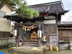 ひがし茶屋街の奥にあるこちらは。。
東山菅原神社様です。。
ここの神社は菅原道真公をお祀りしていて、ひがし茶屋街の芸妓さん達の鎮守の神様として古くから信仰されていたようです。。