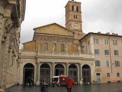 今日も曇り空ですが、大好きな教会へ来ました。”真実の口” のあるコスメディン教会が9時半にならないと開かないため、近くのこの教会へ来たのです。

教会の前に泊っているのは清掃車、朝方街を歩くとよく見かけます。観光客の多いローマでは必須の作業でしょう。
