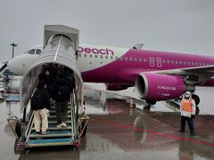 成田空港から、朝の便、雨の中、
ピーチアビエーションでの出発です。

成田　8:20発　MM505便　　

搭乗口からバスで飛行機のところへ。