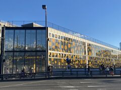 五輪橋を歩いていると
目を引く建物がありました。
これは
2023年1月2日から1月22日まで出店の
ルイ・ヴィトンと草間彌生のコラボレーションコレクションの
ポップアップストア



＾