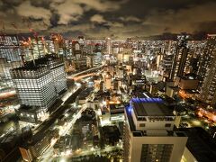 屋内から夜景を撮りましたが、ガラスに反射してしまうので、とても撮りにくいです。