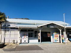 上総興津駅。

昔ながらの木造の駅舎がイイですね。