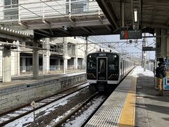定刻通り9時34分に那須塩原駅に到着し、9時54分発の宇都宮行き普通電車に乗り換えました。

乗車したのは昨年2022年春から運行を開始したE131系、ロングシートの3両編成の新型電車です。
