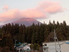 こちらは磐梯山です。山頂には雲がかかっていますが、眺めることができました。