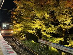 帰りは叡山貴船口から
・・・じつはホームから転げ落ちそうなほどの乗客

展望列車「きらら」
乗車口は決まっているで並ぶ番号に注意してね


