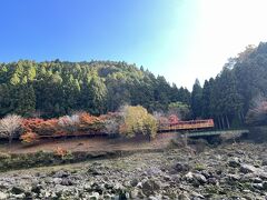 多くの人はこのトロッコ列車で往路
保津川下りで復路のセットだと思うけど
トロッコ亀岡駅から船乗り場までは
京馬車(25分）か連絡バスかでの移動が面倒で
トロッコ列車で往復した記憶がある