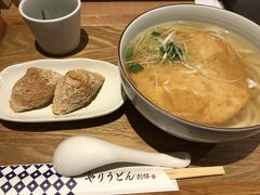 遅めの昼食は空港内の博多うどんの店へ
丸天うどんといなり寿司　美味しかったです。

1泊2日でしたが福岡・唐津を楽しんだ旅でした。
見どころいっぱいの九州！また来ます。

