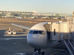 羽田空港より。
本日は、こちらで熊本へ。
奥に真っ白キレイな富士山！
サイコー^ ^