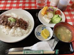 そして、山から降りた後は、ごはん！
阿蘇駅にあるお店で赤牛ステーキ丼をいただきました～＼(^o^)／