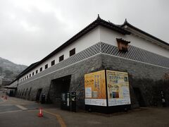 「長崎歴史文化博物館」の立派な建物の前を通り・・・。