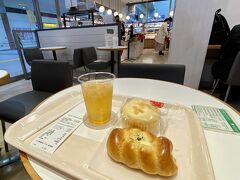 15時半ごろ、拝島駅のパン屋さんでオヤツ