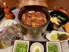 お吸い物付きのミニひつまぶしセット ￥2850
ミニだけど、結構食べ応えありますよ。
ふっくらなうなぎ、そのまま食べて、お茶漬けでも食べて、
ウマウマでした。