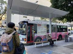 14時45分、名鉄百貨店対面のブランドショップが並ぶ店前の
バス停から乗って矢場町へ向かいます。