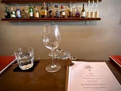 【PEPE BISTRO（ぺぺ・ビストロ）】

中に入ると、お客は欧米人ばかり...