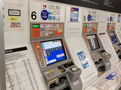 福岡空港に着くとすぐエスカレーターを降りて地下鉄で移動。