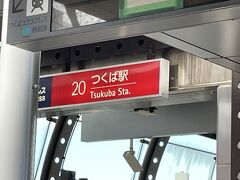 筑波山シャトルバスのバス停で並んでいます。