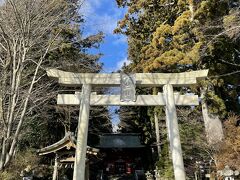 そして、ここからえっちらおっちら・・・・予想以上のアップ道に足が攣りそうになりながらも、なんとか冨士浅間神社へ。
鳥居の「不二山」がいい感じです。