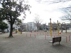 踏切を渡った先に椎名町公園がありました。幼児用アスレチック滑り台、ブランコ、スプリング遊具がある子供の広場、健康器具がある散策広場、球技は禁止の多目的広場に分かれています。保育園児たちが先生と一緒にやってきて遊び始めました。
