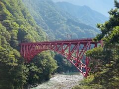 駅の脇からやまびこ遊歩道を通って進みます。

新山彦橋。
山彦橋からの風景です。