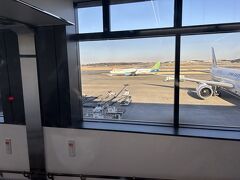 １４時に搭乗場所に行く。
入り口で乗客が軽く揉めている。
２０分ぐらいしてから、ベトナム語でバンブーエアーのことについてのアナウンスがあった。
　悲鳴に近い変な歓声が上がる。
「どうなってしまったんだ！」不安がよぎる。
後で聞いたら、「今日飛行機は飛べません、ホテルを手配しましたのでそちらにいってください。詳細予定についてはあとで連絡します。」とのことでした。
もうこればかりはどうにもならない、身を任せるしかない。
先に予約してたホテル、カンボジアまでのバスもキャンセル！！
これら全部返金不可で水の泡です！やってられない、がどうにもならない。
今日私たちを乗せてく予定だった彼は連れて行かれました（涙）