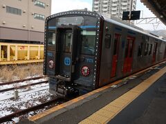 佐世保の少し手前、早岐駅で乗り換えです。
乗り換えの車両がすでにホームに来ていました。ローカル線にしてはなんだか派手な車両です。