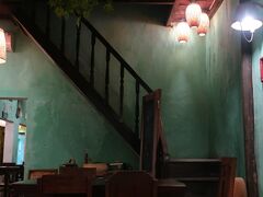Google Mapで高評価だったのでいってみました。The Mix Greek Restaurantというお店。ベトナムに来て日本ではなかなか食べれない、ギリシャ料理レストラン。
内装も綺麗で、かわいらしい、おしゃれ。
