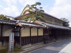 石畳の道を進むと「旧松阪家住宅」がありました。「竹原町並み保存地区」の代表的な商家の1つで、唐破風の屋根、菱格子の塗籠の窓、彫をはめ込んだ出格子など重厚で豪華な造りの建物でした。