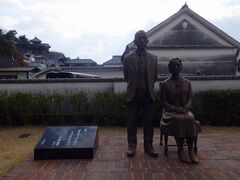 「マッサンとリタの像」がありました。NHK連続テレビ小説「マッサン」のモデルで、ニッカウヰスキーの創業者竹鶴政孝とリタの夫婦像だということでした。