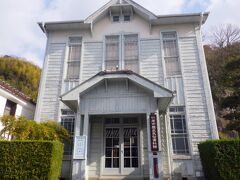 「マッサンとリタの像」のすぐ脇に「竹原市歴史民俗資料館」がありました。古い日本家屋が続く「竹原町並み保存地区」では異色の白とライトブルーの洋風建築の建物でした。昭和初期に竹原書院図書館として建てられたものだそうです。