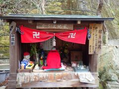 「竹原市歴史民俗資料館」の近くに「おかかえ地蔵」というお地蔵さんがありました。「抱きかかえて願い事を唱えると願いが叶う」ということでした。持ってみるとずっしりと重かったです。