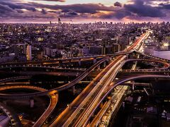 2003年6月に完成した東大阪市役所本庁舎の最上階に位置する22階展望ロビー。
ガラス越しに撮るのは大変だけど、撮りに来ている人は他に一人だけでした。
