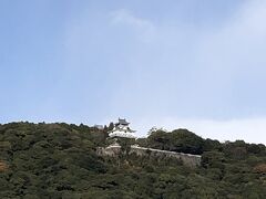 山の上に建つ岩国城。あれでは敵が攻めにくかったでしょう。昔の人の技術ってすごいなと思います。