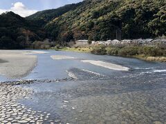 錦川。錦帯橋上より撮影。透明でとても綺麗。川端も広い！大河ですね。