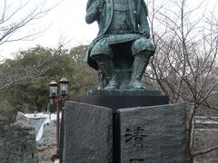 【熊本城】を築いた『加藤清正の像』

甲冑と長烏帽子で戦いの陣中に座っているような姿です。