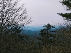 11:48、三頭山頂(標高1531m)に到着しました。ここに来るまでかなりの急登で、しんどかったです。バランス崩して足を踏み外したら、死にますよね…的なヒヤっとする箇所もありました。無事に着いてよかった。
ブナの路を登ってくる間、ほとんど人がいませんでしたが、山頂はかなり賑わっていました。皆さん、どのルートから来たの？
山頂で昼食をいただきます。おにぎりを持ってきましたが、寒いので硬くなって、いまいち。温かいラーメンが食べたいと切実に思いました。