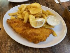 まずはイギリスらしいFish&Chipsを頂きました。
FishはCodで、美味しかったです。
Chipsは甘めで、もちもちしていました。