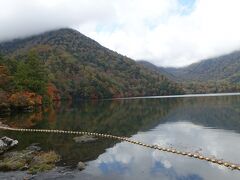 　湯ノ湖は標高１４７８ｍ。北東にある三岳火山の噴火によってつくられた堰止湖です。