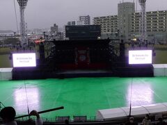 沖縄セルラースタジアムへ行ってみた
開会式は雨
屋根のあるスタジオで開催するが