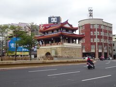 　新竹専売所庁舎方向に約300ｍ戻ると東門城があり、4 車線の環状交差点の真ん中にあります。
　その東門城は、1829年に石とレンガで作られた東西南北4つの城門の1つで、現存しているのは修復され蘇った東門城のみです。