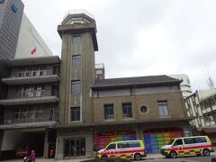 　1936年に建てられた消防博物館は、現在は現役の新竹市消防局で、当時は新竹で最も高い建物でした。 シンプルで寛大な建物は、６階建て八角形展望鐘楼と二階建ての事務所からなり、最上階からは市内を見渡せ、外には昔ながらの半鐘があります。
　消防活動がないときは見学は可能ですが、今回はコロナ禍なので見学はできませんでした。