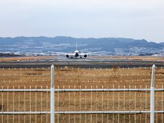 千里川堤防からの伊丹空港の飛行機。
以前から、この場所から撮りたくて、ずっと計画を立ててました。

初日であれば、豊中から来ることが出来、早い時間帯に来て、ずっと、いるつもりだったのに、随分、時間がかかってしまいました。