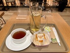 幕間休憩はふたたびフルールへ。

私もサワー（うっす～いアルコール入り笑）にしようと思っていたのですが、公演デザートの「マリレンクーヘン」とドリンクのワンコインセット＠５００にしました。

あ、ワンコインセットの時は紅茶の種類は選べず、出来合いのものがそのまま出てきます。。。