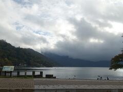 　中禅寺湖の湖岸を走って、