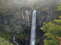 　「華厳の滝」は落差９７ｍ。日光三名瀑であるとともに、茨城県の「袋田の滝」、和歌山県の「那智の滝」と共に日本三名瀑にも数えられています。